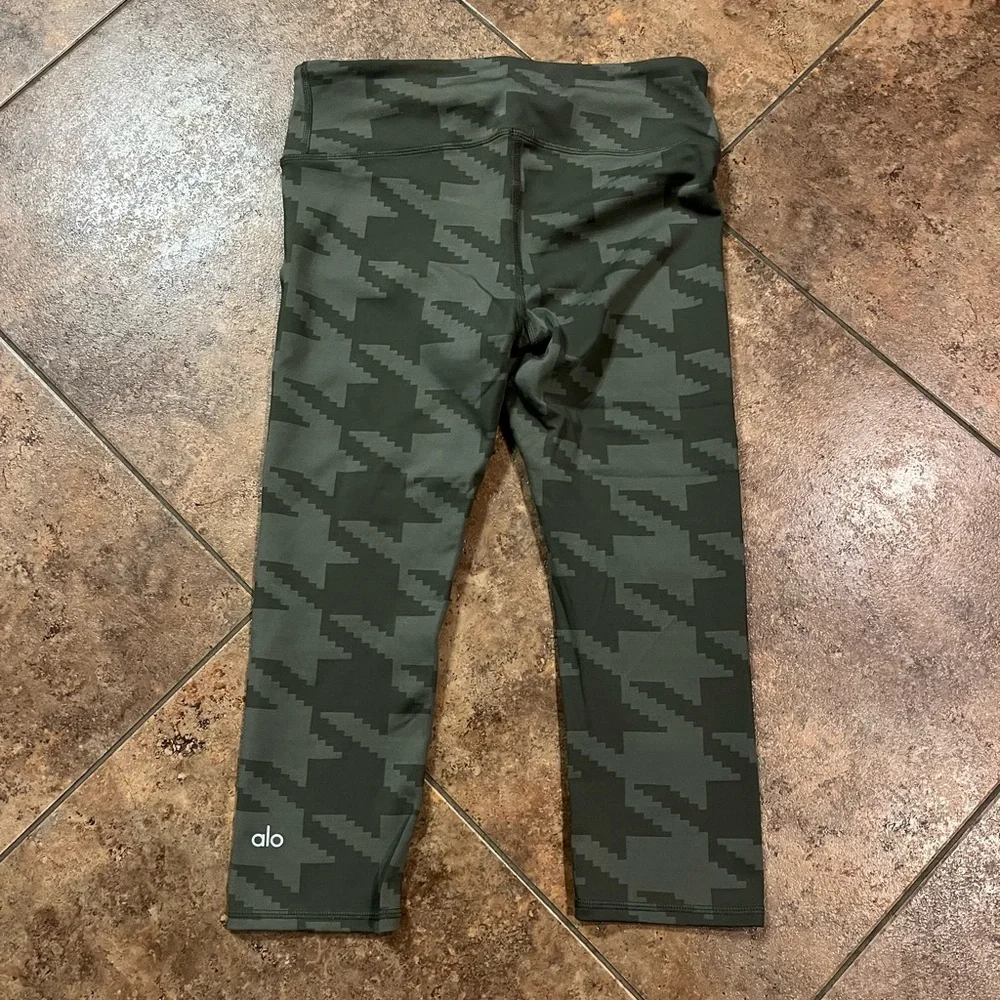 ALO Yoga Houndstooth Capri Leggings‎